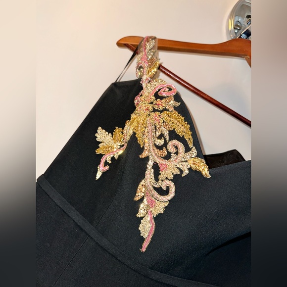 Luxurious ballgown. One sleeve. Fancy embroidery. Off the shoulder Crystal sleev - Picture 3 of 6